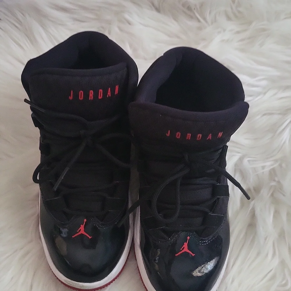 Air Jordan Max Aura PS 'Black Gym Red' Kids Youth Size 1